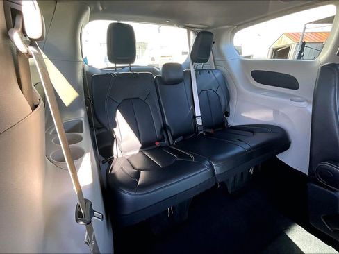 Used 2024 Chrysler Pacifica Touring-L image 24