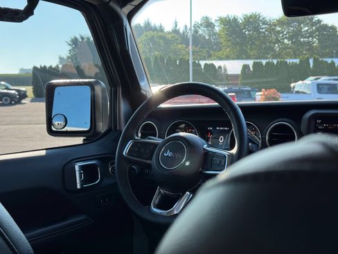 Used 2018 Jeep Wrangler Unlimited Sahara AWD/4WD image 20