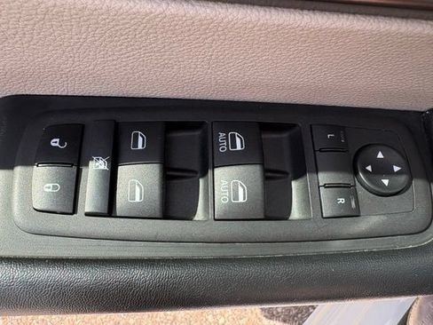 Used 2023 Chrysler Pacifica Touring-L FWD image 21