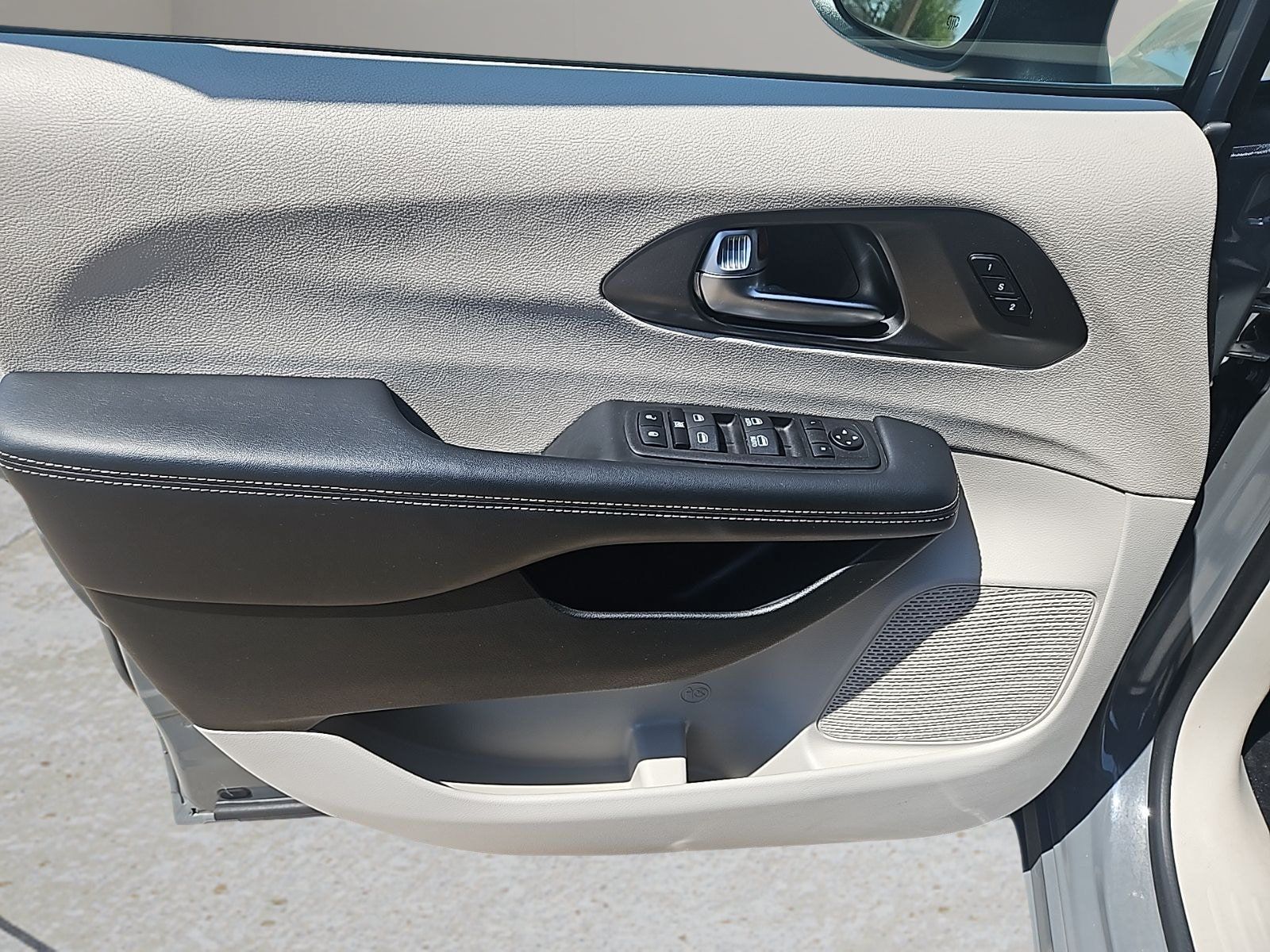 Used 2023 Chrysler Pacifica Touring-L FWD image 14