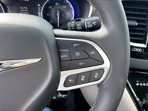 Used 2024 Chrysler Pacifica Touring-L FWD image 19