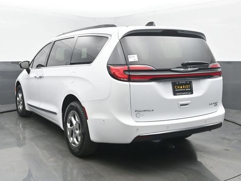 Used 2023 Chrysler Pacifica Limited AWD/4WD image 4