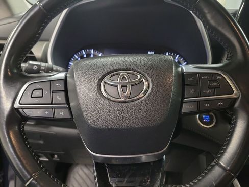 Used 2021 Toyota Highlander XLE image 18