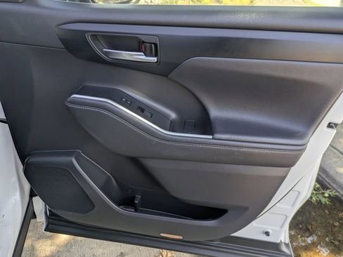 Used 2022 Toyota Highlander XLE image 37