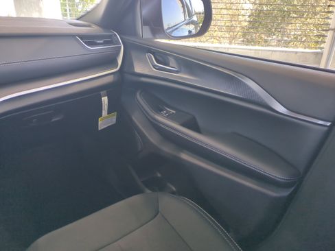 New 2025 Jeep Grand Cherokee Laredo X image 18