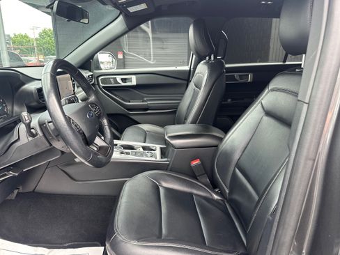 Used 2020 Ford Explorer XLT w/ Equipment Group 202A AWD/4WD image 9