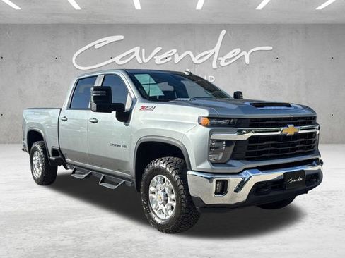 Used 2025 Chevrolet Silverado 2500 LT w/ Convenience Package AWD/4WD image 2