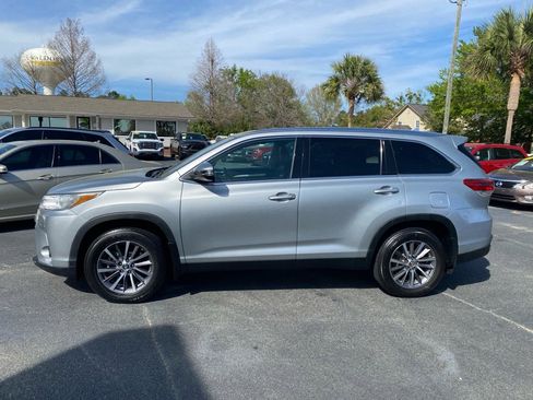 Used 2019 Toyota Highlander XLE image 3