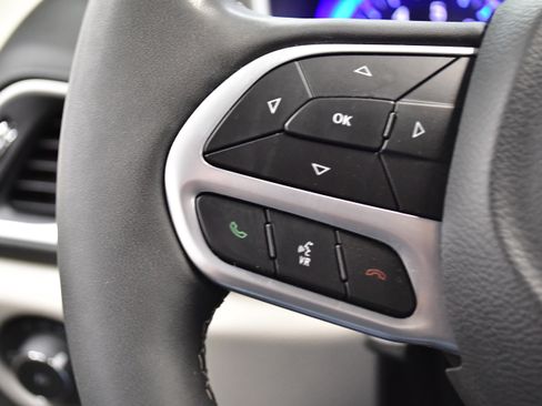 Used 2023 Chrysler Pacifica Touring-L FWD image 25