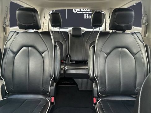 Used 2023 Chrysler Pacifica Limited FWD image 13
