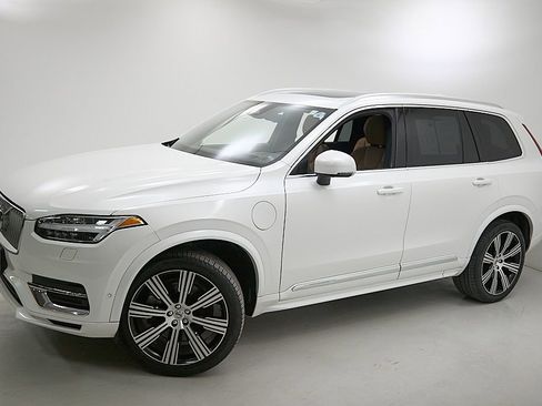 Certified 2024 Volvo XC90 T8 Ultimate w/ Protection Package image 3