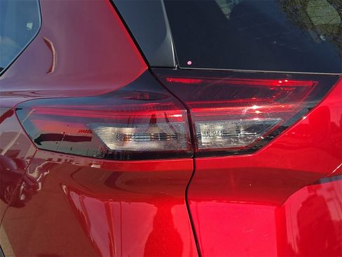 Used 2025 Nissan Rogue S image 33