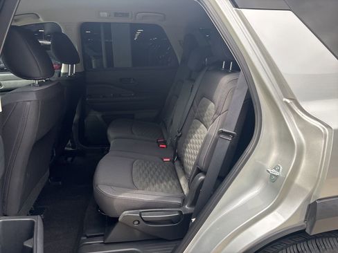 Used 2024 Nissan Pathfinder S image 12