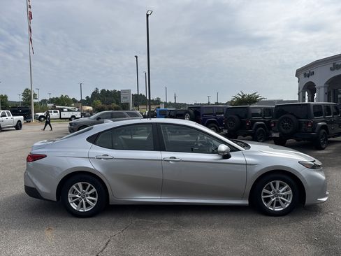 Used 2025 Toyota Camry LE FWD image 8