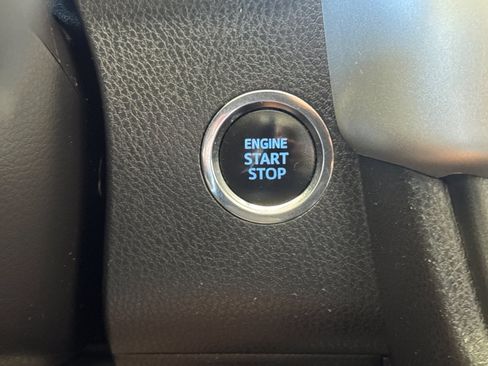 Used 2019 Toyota Highlander SE AWD/4WD image 16