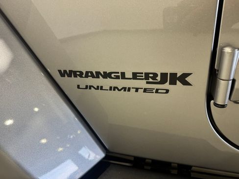 Used 2018 Jeep Wrangler Unlimited Sahara AWD/4WD image 29