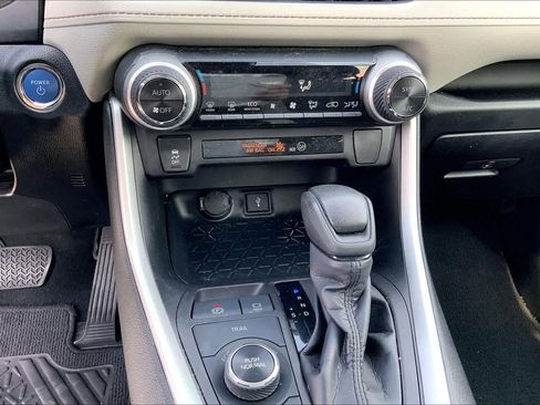 Used 2022 Toyota RAV4 XLE AWD/4WD image 32