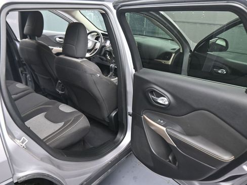 Used 2018 Jeep Cherokee Latitude w/ Safety Group image 43