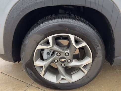 Used 2025 Chevrolet Trax LT w/ LT Convenience Package image 9