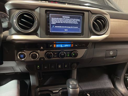 Used 2016 Toyota Tacoma Limited image 18