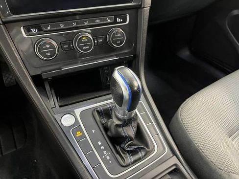 Used 2018 Volkswagen e-Golf SE FWD image 31