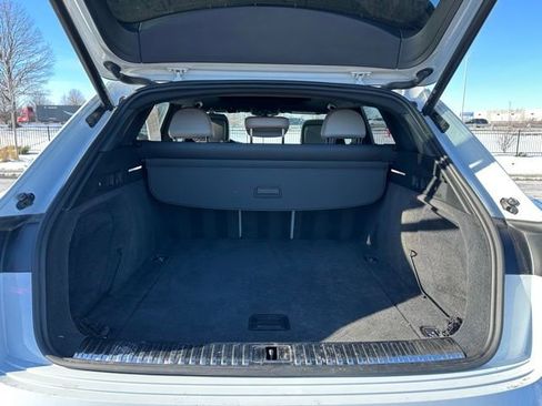 Used 2024 Audi Q8 e-tron Prestige image 11