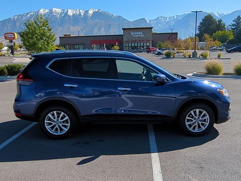 Used 2018 Nissan Rogue SV image 2