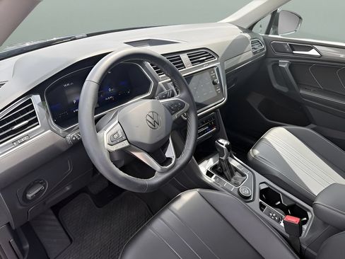 Used 2024 Volkswagen Tiguan SE AWD/4WD image 12