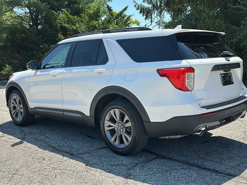 Used 2022 Ford Explorer XLT w/ Equipment Group 202A AWD/4WD image 8
