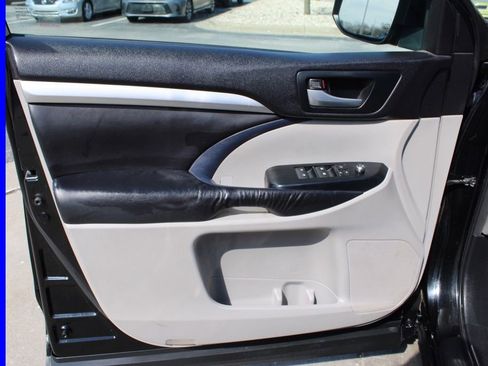 Used 2016 Toyota Highlander XLE AWD/4WD image 19
