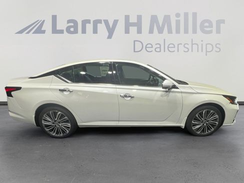 New 2025 Nissan Altima 2.5 SL AWD/4WD image 6