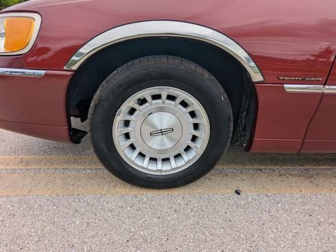 Used 1998 Lincoln Town Car Executive image 21