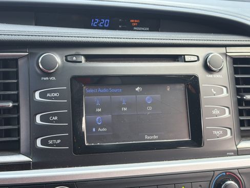 Used 2018 Toyota Highlander LE FWD image 4