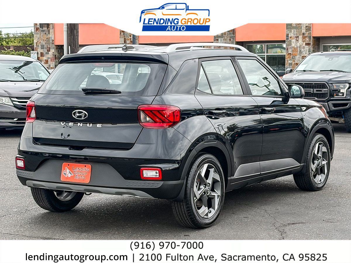 Used 2023 Hyundai Venue SEL FWD image 4