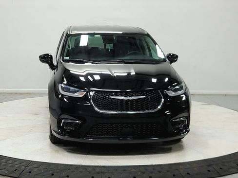 Used 2024 Chrysler Pacifica Touring-L FWD image 3