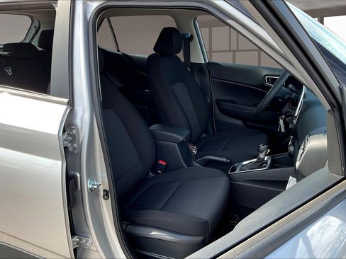 New 2025 Hyundai Venue SE image 11