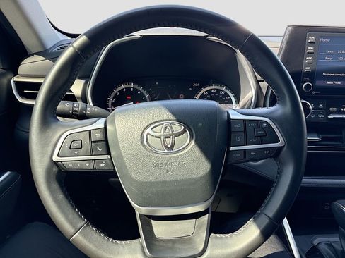 Used 2022 Toyota Highlander XLE AWD/4WD image 11