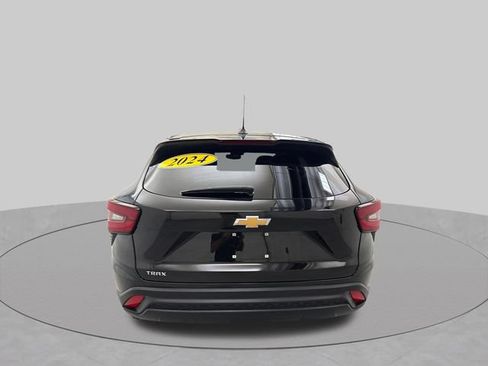 Used 2024 Chevrolet Trax LS w/ LS Convenience Package FWD image 3