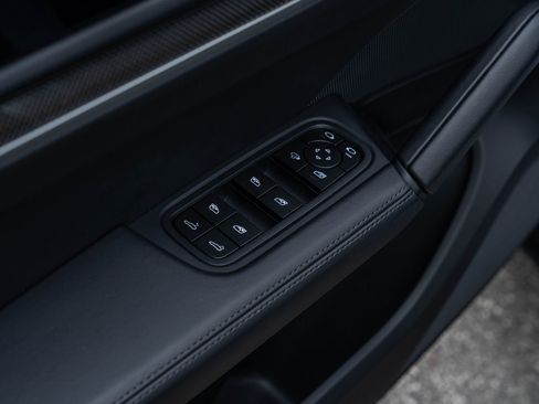 Certified 2024 Porsche Cayenne AWD/4WD image 21