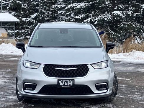 Used 2024 Chrysler Pacifica Touring-L image 27