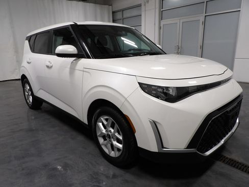 Used 2023 Kia Soul LX w/ Option Group 015 FWD image 2