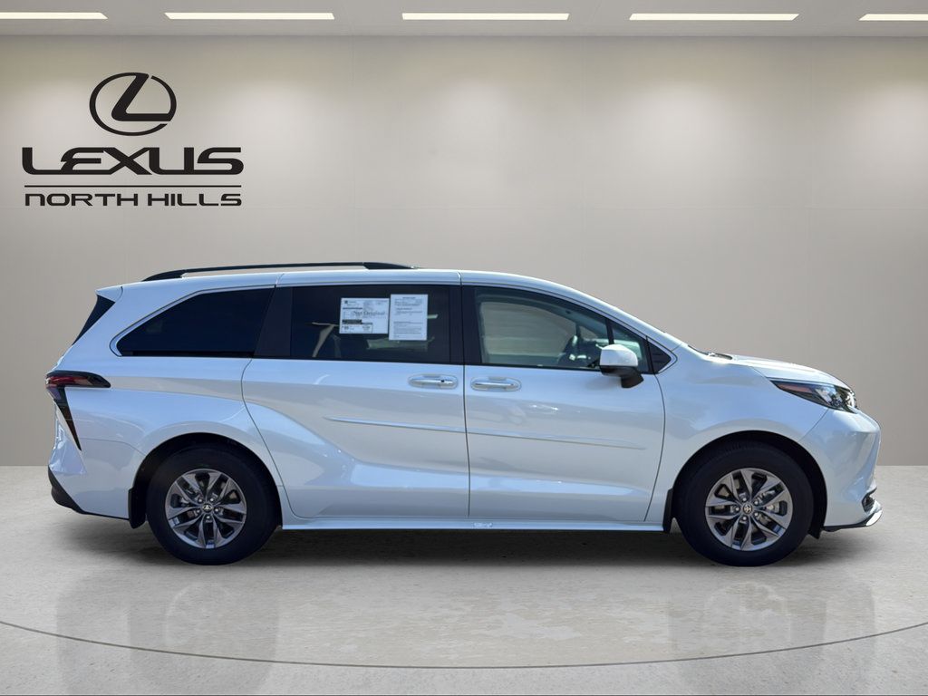 Used 2026 Toyota Sienna XLE FWD image 5