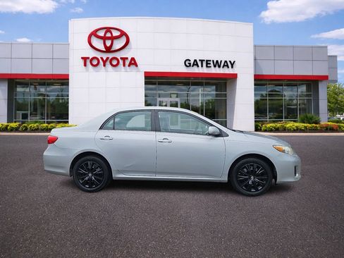 Used 2013 Toyota Corolla LE FWD image 4