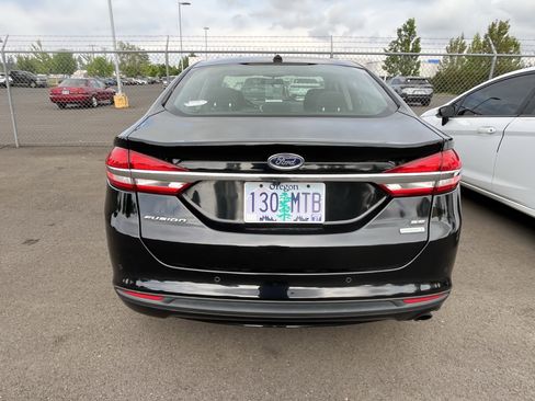 Used 2017 Ford Fusion SE w/ Fusion SE Technology Package FWD image 4