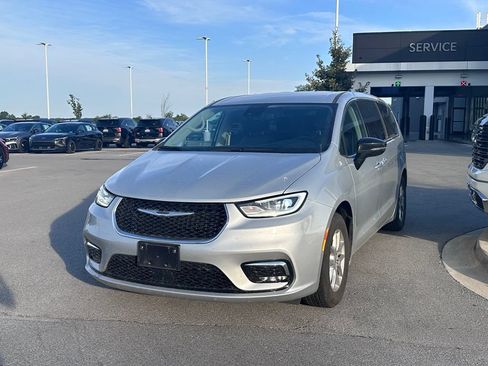 Used 2024 Chrysler Pacifica Touring-L FWD image 3