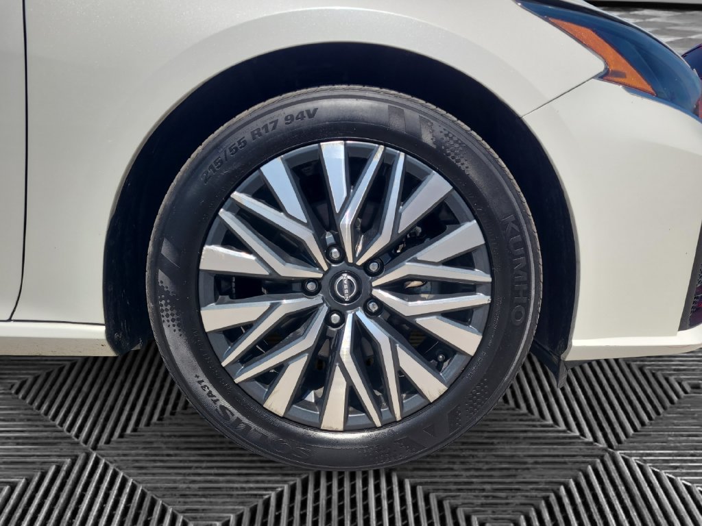 Used 2024 Nissan Altima 2.5 SV FWD image 16