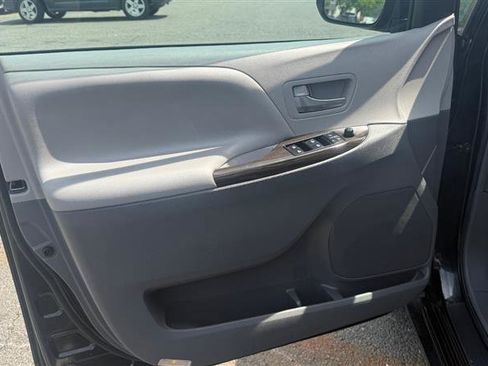 Used 2017 Toyota Sienna XLE image 5