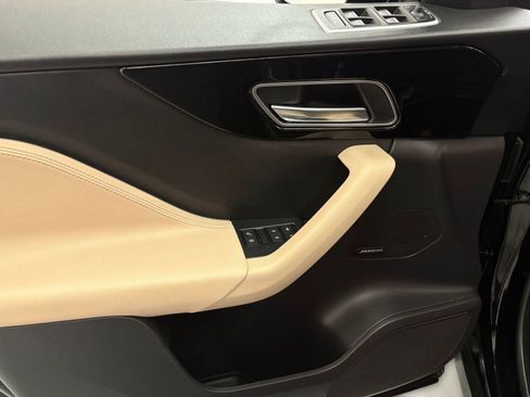 Used 2019 Jaguar F-PACE Premium image 11