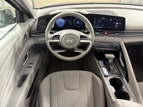 Used 2025 Hyundai Elantra SEL FWD image 29