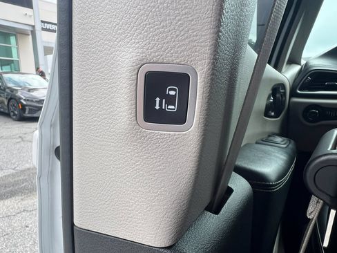 Used 2023 Chrysler Pacifica Touring-L image 34